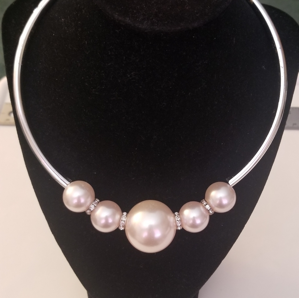 Chunky pearl necklace